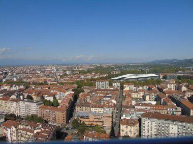 Torino, İtalya - 10 / 02 / 2019: Kuzey İtalya 'da seyahat. Turin 'in güzel başlığı güneşli günler ve mavi gökyüzü. Köstebek Antoneliana 'dan şehre panoramik bir manzara. Eski kemerin detaylı fotoğrafları