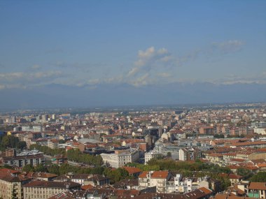 Torino, İtalya - 10 / 02 / 2019: Kuzey İtalya 'da seyahat. Turin 'in güzel başlığı güneşli günler ve mavi gökyüzü. Köstebek Antoneliana 'dan şehre panoramik bir manzara. Eski kemerin detaylı fotoğrafları