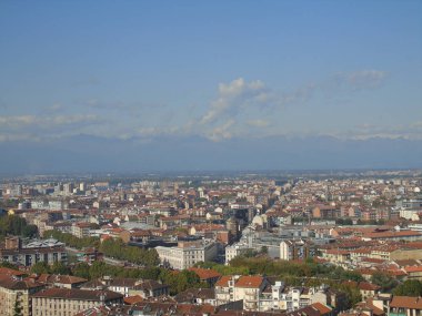 Torino, İtalya - 10 / 02 / 2019: Kuzey İtalya 'da seyahat. Turin 'in güzel başlığı güneşli günler ve mavi gökyüzü. Köstebek Antoneliana 'dan şehre panoramik bir manzara. Eski kemerin detaylı fotoğrafları