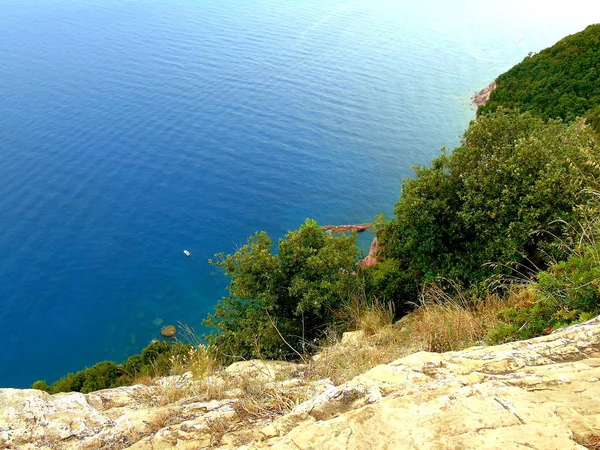 リグーリア州 イタリア 2019 有名な場所への美しい景色と夏の日にリグリアの海辺を旅 青空と水と空の反射の素晴らしいキャプション — ストック写真