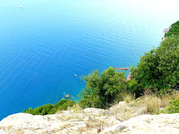 Liguria, İtalya - 15.06.2019: Yaz günlerinde ligurian sahilinde seyahat etmek, ünlü yerlerin güzel manzarasına sahip. Mavi gökyüzü ile su ve gökyüzü yansıması inanılmaz bir başlık.