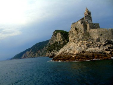 Portovenere, İtalya - 20.09.2019:Portovenere kasabasının fantastik bahar panoraması. Akdeniz' in muhteşem akşam sahnesi, Liguria, La Spezia eyaleti, İtalya, Avrupa. Seyahat konsepti arka planı.