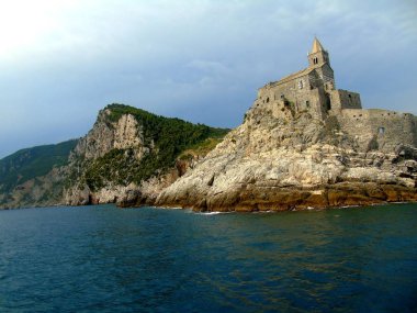 Portovenere, İtalya - 20.09.2019:Portovenere kasabasının fantastik bahar panoraması. Akdeniz' in muhteşem akşam sahnesi, Liguria, La Spezia eyaleti, İtalya, Avrupa. Seyahat konsepti arka planı.
