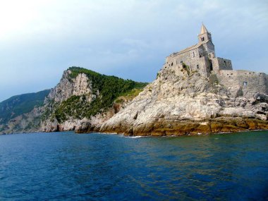 Portovenere, İtalya - 20.09.2019:Portovenere kasabasının fantastik bahar panoraması. Akdeniz' in muhteşem akşam sahnesi, Liguria, La Spezia eyaleti, İtalya, Avrupa. Seyahat konsepti arka planı.