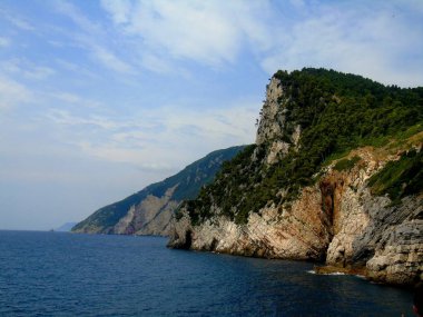 Portovenere, İtalya - 20.09.2019:Portovenere kasabasının fantastik bahar panoraması. Akdeniz' in muhteşem akşam sahnesi, Liguria, La Spezia eyaleti, İtalya, Avrupa. Seyahat konsepti arka planı.