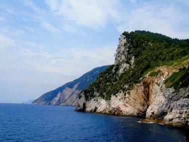 Portovenere, İtalya - 20.09.2019:Portovenere kasabasının fantastik bahar panoraması. Akdeniz' in muhteşem akşam sahnesi, Liguria, La Spezia eyaleti, İtalya, Avrupa. Seyahat konsepti arka planı.