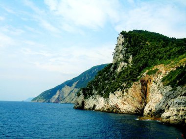 Portovenere, İtalya - 20.09.2019:Portovenere kasabasının fantastik bahar panoraması. Akdeniz' in muhteşem akşam sahnesi, Liguria, La Spezia eyaleti, İtalya, Avrupa. Seyahat konsepti arka planı.