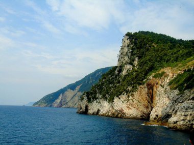 Portovenere, İtalya - 20.09.2019:Portovenere kasabasının fantastik bahar panoraması. Akdeniz' in muhteşem akşam sahnesi, Liguria, La Spezia eyaleti, İtalya, Avrupa. Seyahat konsepti arka planı.