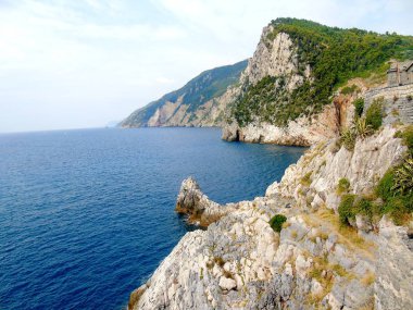 Portovenere, İtalya - 20.09.2019:Portovenere kasabasının fantastik bahar panoraması. Akdeniz' in muhteşem akşam sahnesi, Liguria, La Spezia eyaleti, İtalya, Avrupa. Seyahat konsepti arka planı.