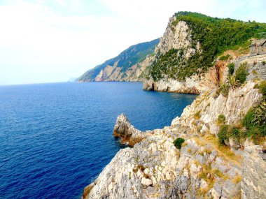 Portovenere, İtalya - 20.09.2019:Portovenere kasabasının fantastik bahar panoraması. Akdeniz' in muhteşem akşam sahnesi, Liguria, La Spezia eyaleti, İtalya, Avrupa. Seyahat konsepti arka planı.
