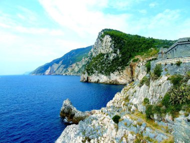 Portovenere, İtalya - 20.09.2019:Portovenere kasabasının fantastik bahar panoraması. Akdeniz' in muhteşem akşam sahnesi, Liguria, La Spezia eyaleti, İtalya, Avrupa. Seyahat konsepti arka planı.