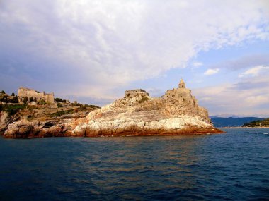 Portovenere, İtalya - 20.09.2019:Portovenere kasabasının fantastik bahar panoraması. Akdeniz' in muhteşem akşam sahnesi, Liguria, La Spezia eyaleti, İtalya, Avrupa. Seyahat konsepti arka planı.