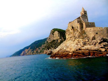 Portovenere, İtalya - 20.09.2019:Portovenere kasabasının fantastik bahar panoraması. Akdeniz' in muhteşem akşam sahnesi, Liguria, La Spezia eyaleti, İtalya, Avrupa. Seyahat konsepti arka planı.