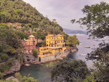 Liguria, İtalya - 05 / 31 / 2020: Liguria, İtalya, Avrupa kıyılarında büyük dalgaların kopması. Denizin beyaz dalgaları kayalıklarda kopuyor.