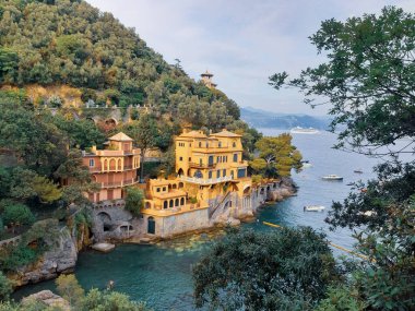 Liguria, İtalya - 05 / 31 / 2020: Liguria, İtalya, Avrupa kıyılarında büyük dalgaların kopması. Denizin beyaz dalgaları kayalıklarda kopuyor.