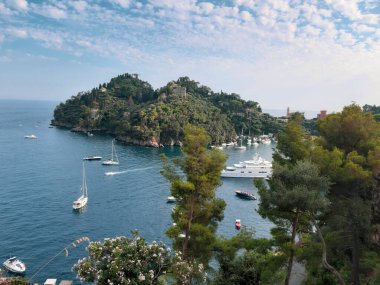 Liguria, İtalya - 05 / 31 / 2020: Liguria, İtalya, Avrupa kıyılarında büyük dalgaların kopması. Denizin beyaz dalgaları kayalıklarda kopuyor.