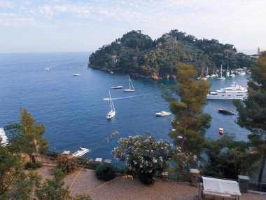 Liguria, İtalya - 05 / 31 / 2020: Liguria, İtalya, Avrupa kıyılarında büyük dalgaların kopması. Denizin beyaz dalgaları kayalıklarda kopuyor.