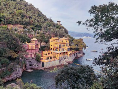 Liguria, İtalya - 05 / 31 / 2020: Liguria, İtalya, Avrupa kıyılarında büyük dalgaların kopması. Denizin beyaz dalgaları kayalıklarda kopuyor.