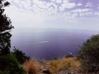 Liguria, İtalya - 05 / 31 / 2020: Liguria, İtalya, Avrupa kıyılarında büyük dalgaların kopması. Denizin beyaz dalgaları kayalıklarda kopuyor.