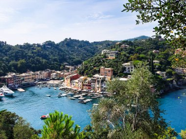 Liguria, İtalya - 05 / 31 / 2020: Liguria, İtalya, Avrupa kıyılarında büyük dalgaların kopması. Denizin beyaz dalgaları kayalıklarda kopuyor.