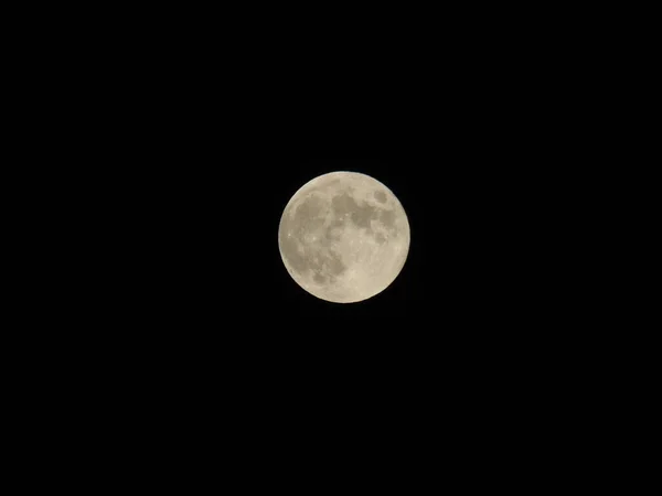 상공을 가로지르는 보름달의 놀라운 — 스톡 사진