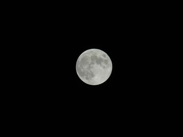 ジュノバの街の満月の素晴らしい写真を背景に素晴らしい澄んだ空といくつかの星で夜 — ストック写真