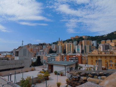  Ceneviz, İtalya - 06 / 10 / 2020: Genova 'nın yaz aylarında iç kesimlere yakın bölgelerinden iç kesimlere kadar olan mahallelerin güzel görüntüleri.