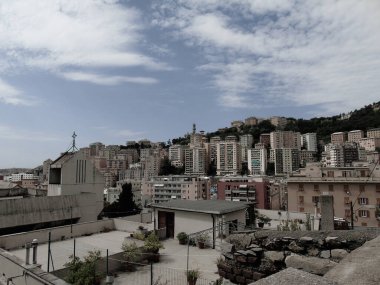  Ceneviz, İtalya - 06 / 10 / 2020: Genova 'nın yaz aylarında iç kesimlere yakın bölgelerinden iç kesimlere kadar olan mahallelerin güzel görüntüleri.