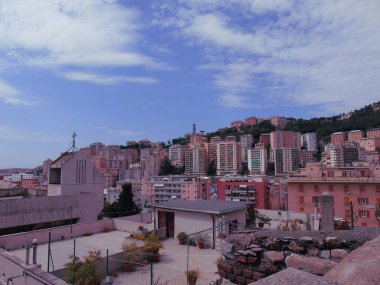  Ceneviz, İtalya - 06 / 10 / 2020: Genova 'nın yaz aylarında iç kesimlere yakın bölgelerinden iç kesimlere kadar olan mahallelerin güzel görüntüleri.