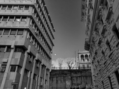  Ceneviz, İtalya - 06 / 10 / 2020: Genova 'nın yaz aylarında iç kesimlere yakın bölgelerinden iç kesimlere kadar olan mahallelerin güzel görüntüleri.