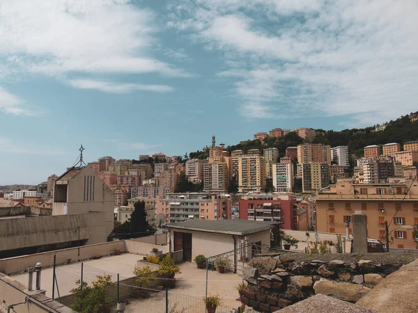  Ceneviz, İtalya - 06 / 10 / 2020: Genova 'nın yaz aylarında iç kesimlere yakın bölgelerinden iç kesimlere kadar olan mahallelerin güzel görüntüleri.