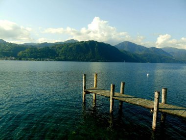 Piemonte, İtalya 06 / 10 / 2020: Piemonte, İtalya 'da yaz günlerinde D' Orta Gölü 'nün güzel başlığı. Dağlara ve San Giulio Adası 'na panoramik manzara.
