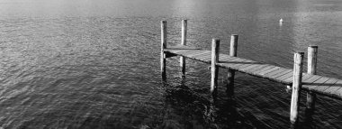 Piemonte, İtalya 06 / 10 / 2020: Piemonte, İtalya 'da yaz günlerinde D' Orta Gölü 'nün güzel başlığı. Dağlara ve San Giulio Adası 'na panoramik manzara.