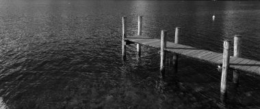 Piemonte, İtalya 06 / 10 / 2020: Piemonte, İtalya 'da yaz günlerinde D' Orta Gölü 'nün güzel başlığı. Dağlara ve San Giulio Adası 'na panoramik manzara.