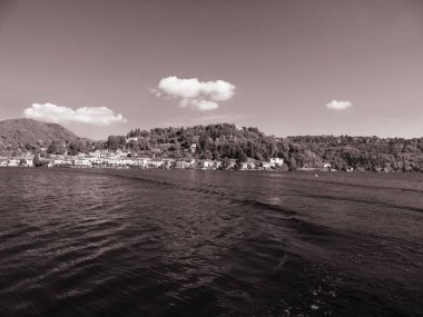 Piemonte, İtalya 06 / 10 / 2020: Piemonte, İtalya 'da yaz günlerinde D' Orta Gölü 'nün güzel başlığı. Dağlara ve San Giulio Adası 'na panoramik manzara.