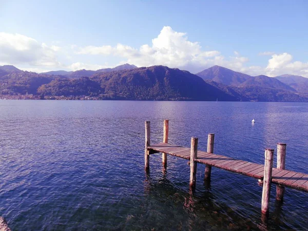 Piemonte Italy 2020 イタリアのピエモンテで夏の日にオルタ湖の美しいキャプション 山へのパノラマビューとサンジュリオ島へ — ストック写真