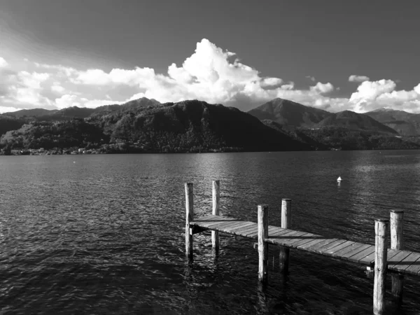 Piemonte, İtalya 06 / 10 / 2020: Piemonte, İtalya 'da yaz günlerinde D' Orta Gölü 'nün güzel başlığı. Dağlara ve San Giulio Adası 'na panoramik manzara.