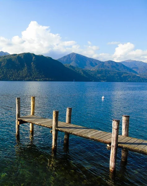 Piemonte, İtalya 06 / 10 / 2020: Piemonte, İtalya 'da yaz günlerinde D' Orta Gölü 'nün güzel başlığı. Dağlara ve San Giulio Adası 'na panoramik manzara.