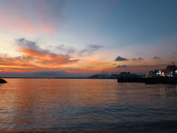 Cenova, İtalya - 06 / 18 / 2020: Deniz üzerindeki günbatımının güzel fotoğrafları ve su üzerindeki bulutlar. Bahar günlerinde ligurian kıyılarına panoramik manzara.