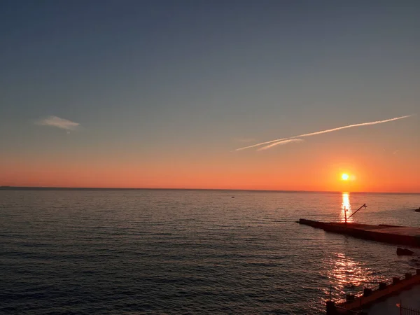 Cenova, İtalya - 06 / 18 / 2020: Deniz üzerindeki günbatımının güzel fotoğrafları ve su üzerindeki bulutlar. Bahar günlerinde ligurian kıyılarına panoramik manzara.