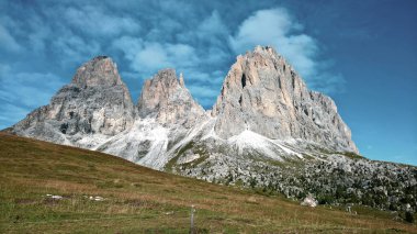 Trentino Alto - Adige, İtalya - 06 / 15 / 2020: arka planda büyülü Dolomitler dağları, Trentino Alto Adige bölgesinde inanılmaz bulutlar ve mavi gökyüzü, İtalya, Avrupa