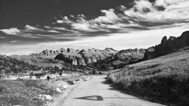 Trentino Alto - Adige, İtalya - 06 / 15 / 2020: arka planda büyülü Dolomitler dağları, Trentino Alto Adige bölgesinde inanılmaz bulutlar ve mavi gökyüzü, İtalya, Avrupa