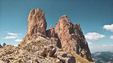 Trentino Alto - Adige, İtalya - 06 / 15 / 2020: arka planda büyülü Dolomitler dağları, Trentino Alto Adige bölgesinde inanılmaz bulutlar ve mavi gökyüzü, İtalya, Avrupa