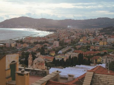 Cervo Ligure, İtalya - 06 / 15 / 2020: Yaz günlerinde Riviera Ligure civarında seyahat. Deniz kenarındaki küçük vilagların tipik eski binalarla güzel fotoğrafları..