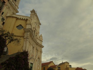 Cervo Ligure, İtalya - 06 / 15 / 2020: Yaz günlerinde Riviera Ligure civarında seyahat. Deniz kenarındaki küçük vilagların tipik eski binalarla güzel fotoğrafları..