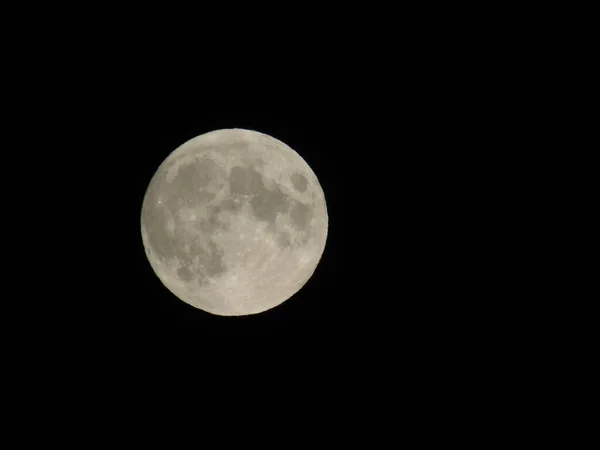 意大利热那亚 2020 在热那瓦市上空拍摄的令人惊奇的夜间全月照片 背景是蓝蓝的蓝天 还有一些星星 — 图库照片