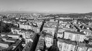 Torino, İtalya - 07 / 02 / 2020: Kuzey İtalya 'da seyahat. Turin 'in güzel başlığı güneşli günler ve mavi gökyüzü. Köstebek Antoneliana 'dan şehre panoramik bir manzara. Eski mimarinin detaylı fotoğrafçılığı.