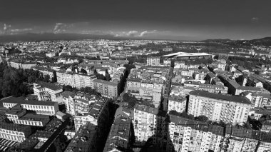 Torino, İtalya - 07 / 02 / 2020: Kuzey İtalya 'da seyahat. Turin 'in güzel başlığı güneşli günler ve mavi gökyüzü. Köstebek Antoneliana 'dan şehre panoramik bir manzara. Eski mimarinin detaylı fotoğrafçılığı.