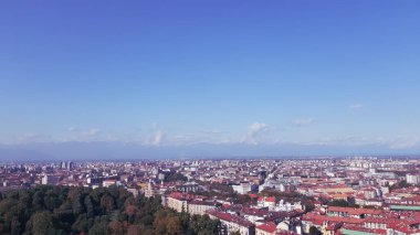 Torino, İtalya - 07 / 02 / 2020: Kuzey İtalya 'da seyahat. Turin 'in güzel başlığı güneşli günler ve mavi gökyüzü. Köstebek Antoneliana 'dan şehre panoramik bir manzara. Eski mimarinin detaylı fotoğrafçılığı.