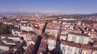 Torino, İtalya - 07 / 02 / 2020: Kuzey İtalya 'da seyahat. Turin 'in güzel başlığı güneşli günler ve mavi gökyüzü. Köstebek Antoneliana 'dan şehre panoramik bir manzara. Eski mimarinin detaylı fotoğrafçılığı.